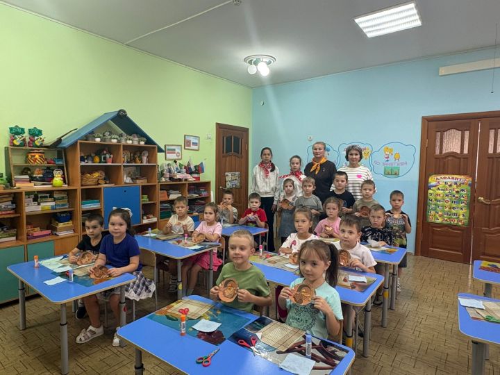 В День хлеба джалильские школьники навестили воспитанников детсада