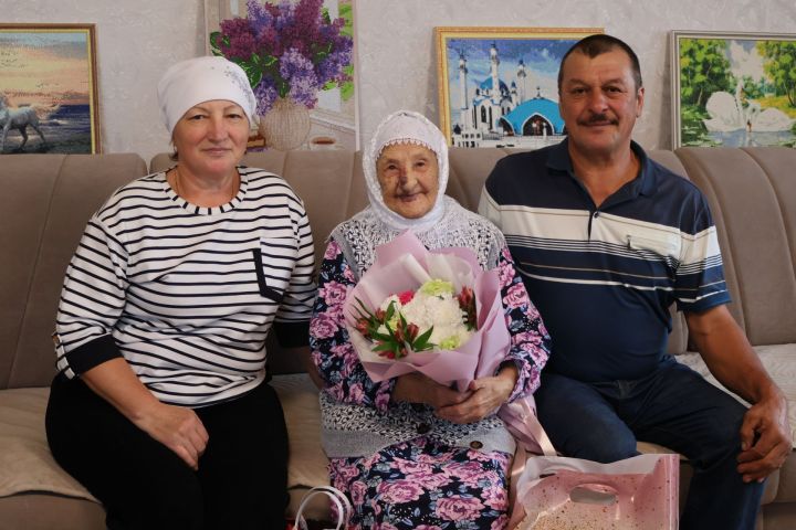 Наши 100-летние долгожители приняли поздравления с Днем пожилых людей