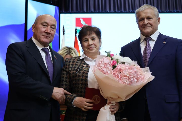 Җәлил укытучысына мактаулы исем бирелде