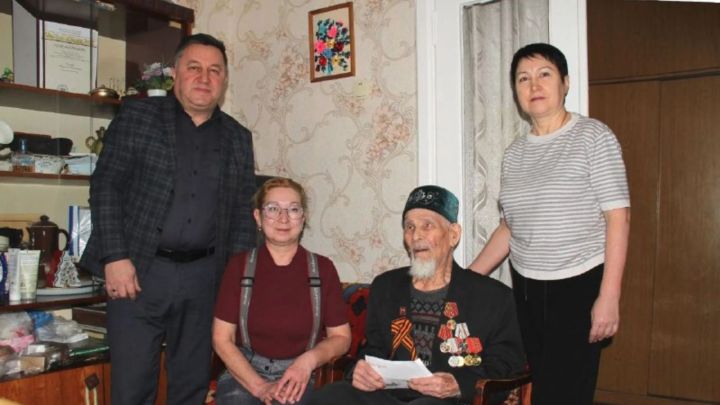 В поселке Джалиль поздравили с днем рождения ветерана Мирдегали Валиева