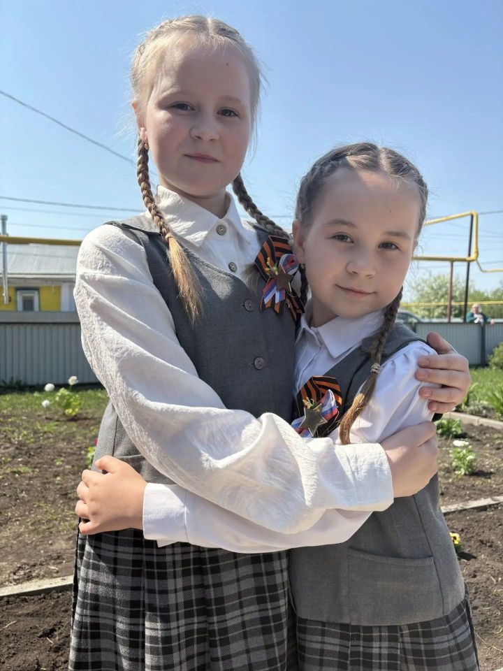Чыгышлары белән Нөркәйдән булган Хәкимовалар җырларга яраталар