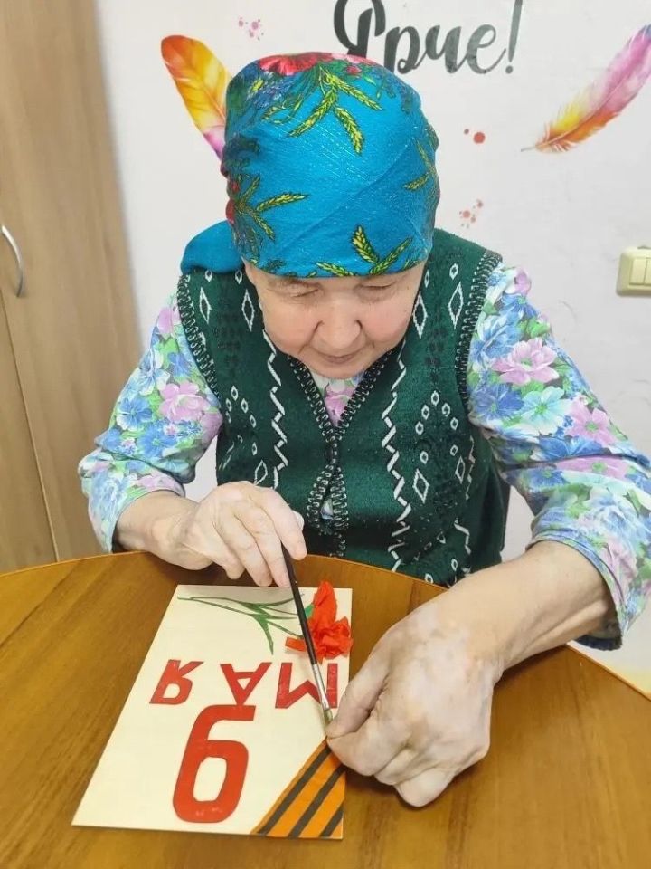 В Джалильском ДИПИ изготовили поделки к 9 Мая