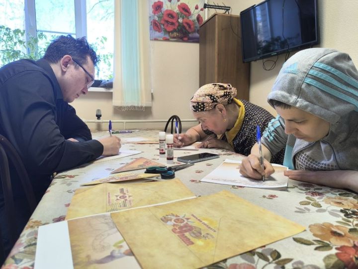В Сармановском центре «Шафкат» написали письма-треугольники