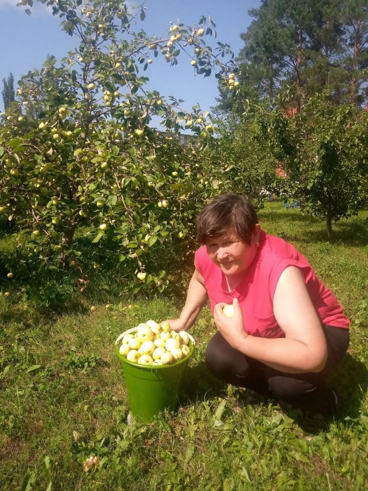 Жители Джалильского ДИПИ активно трудятся на огороде