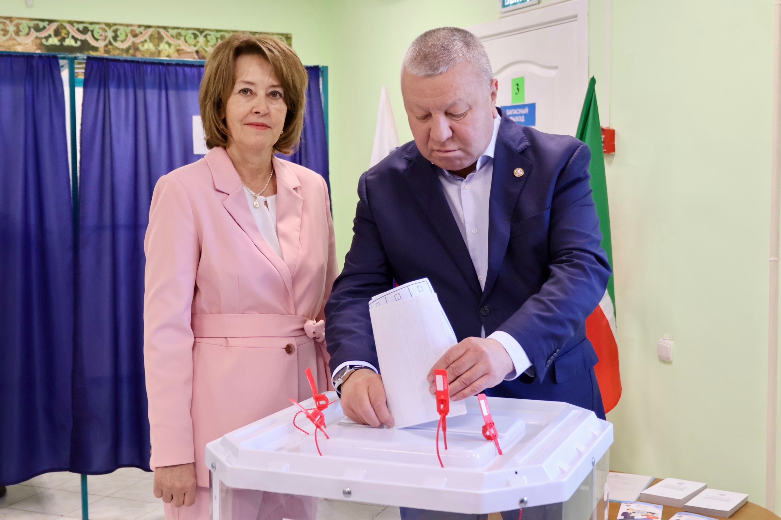 Сарман районы башлыгы гаиләсе белән сайлауда тавыш бирде