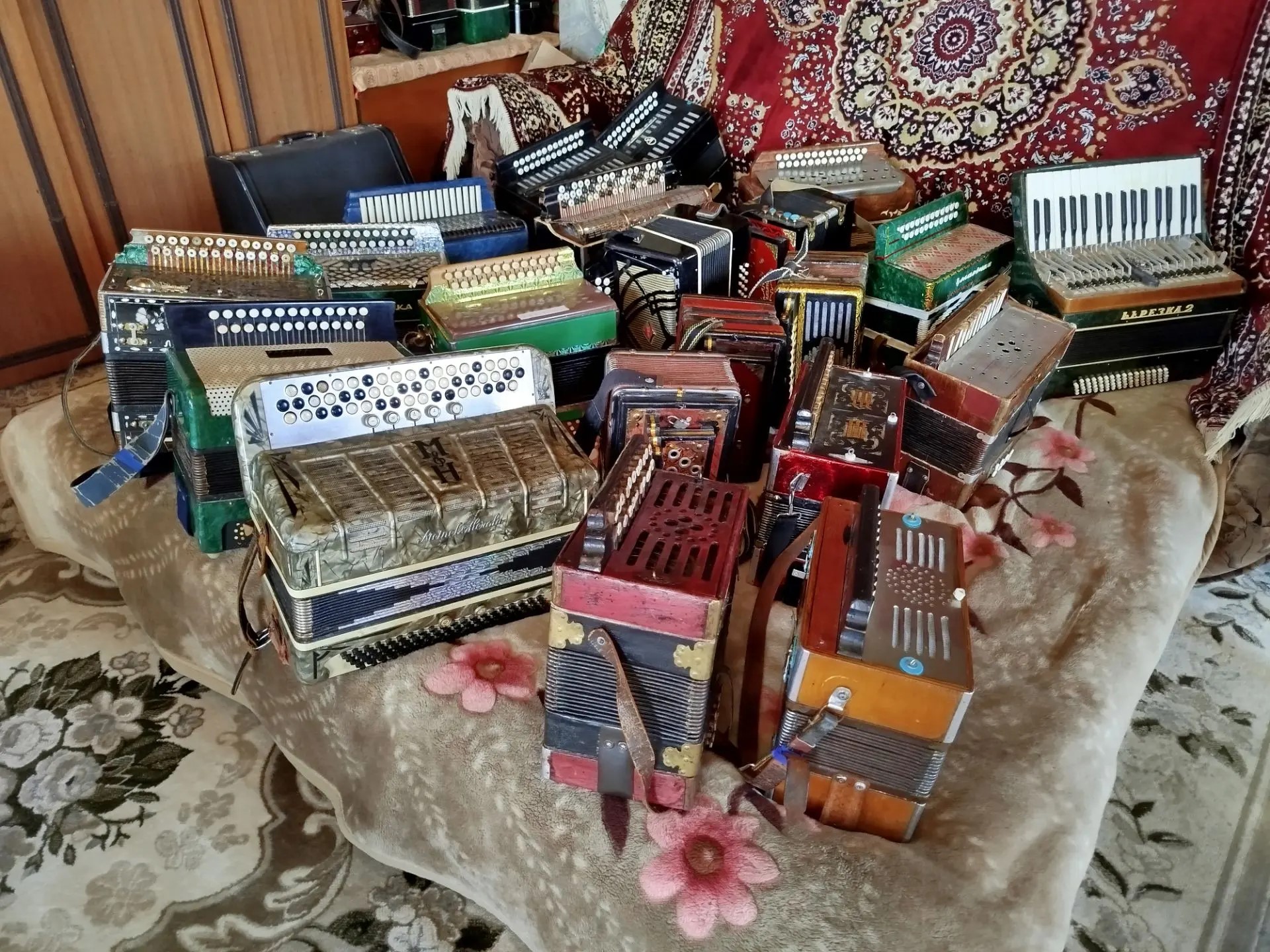 Рафис Мусин кешеләрне генә түгел, гармуннарны да «дәвалый»
