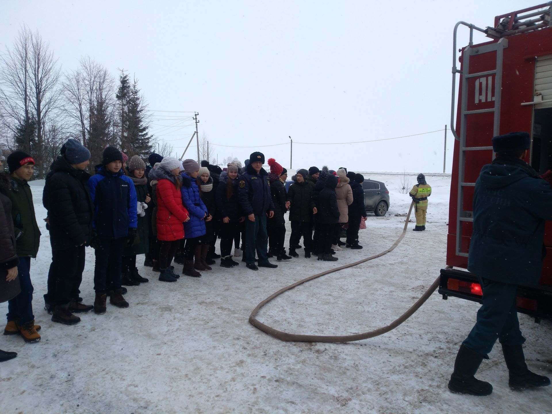 Учащиеся образовательных учреждений посетили пожарную часть