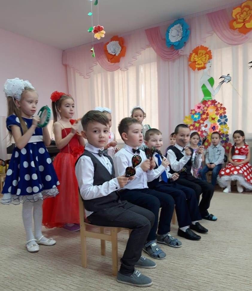 "Лилия" балалар бакчасында әниләрне котладылар