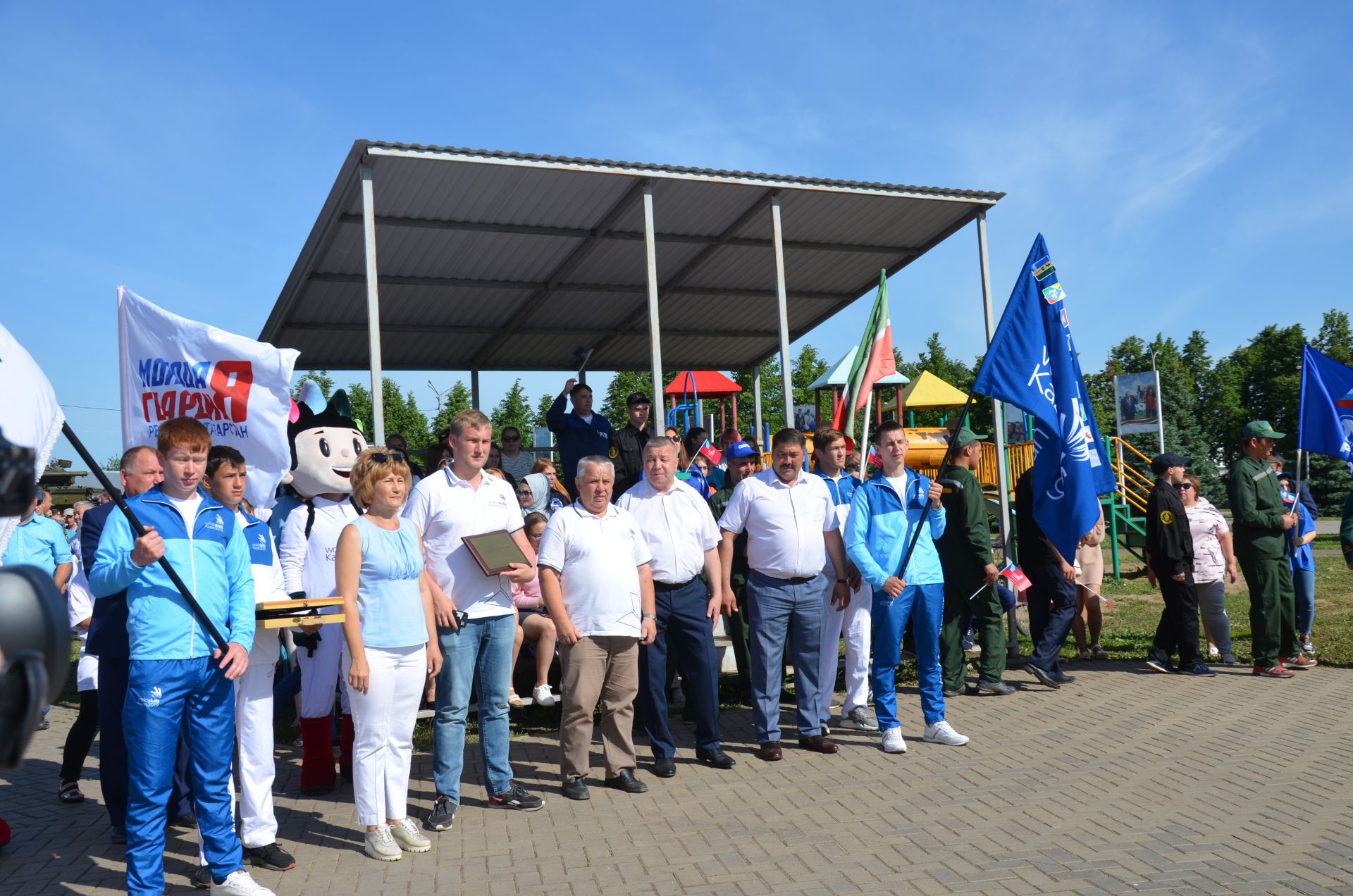 WorldSkills Kazan 2019 Дөнья чемпионаты флагына Сарман гербы беркетелде