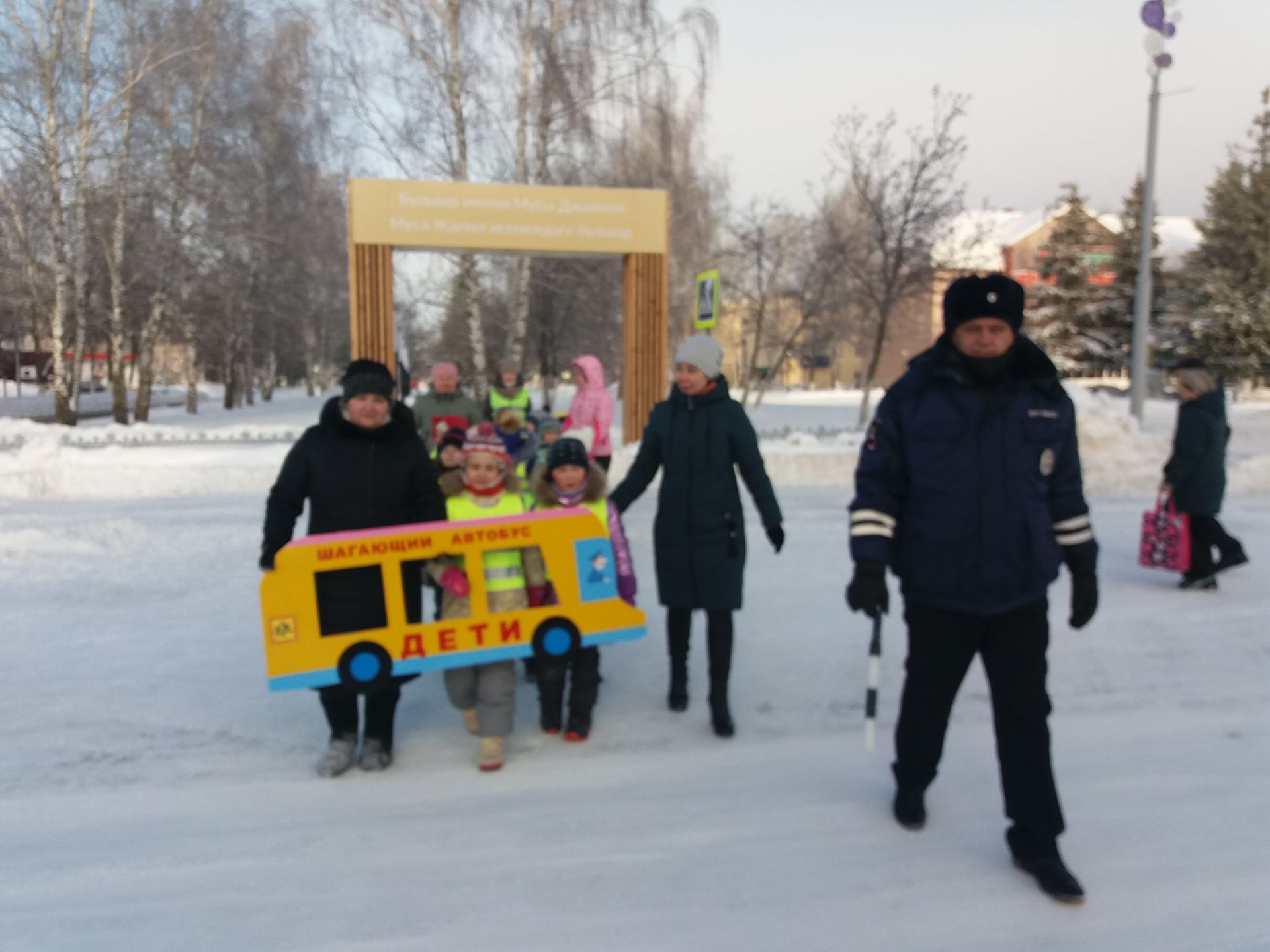 «Шагающий автобус» прошел по улицам поселка Джалиль