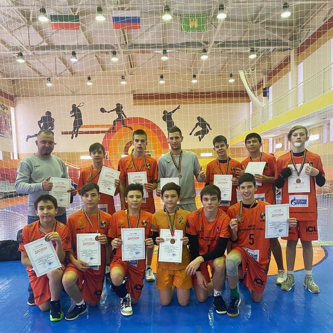 Сборная района по волейболу стала третьей на Первенстве РТ