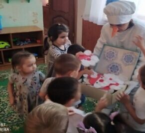 Воспитанники Джалильского детского сада "Аленушка" поздравили Деда Мороза с Днем рождения