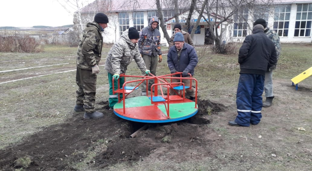 Янурыста балалар мәйданчыгын яңарттылар