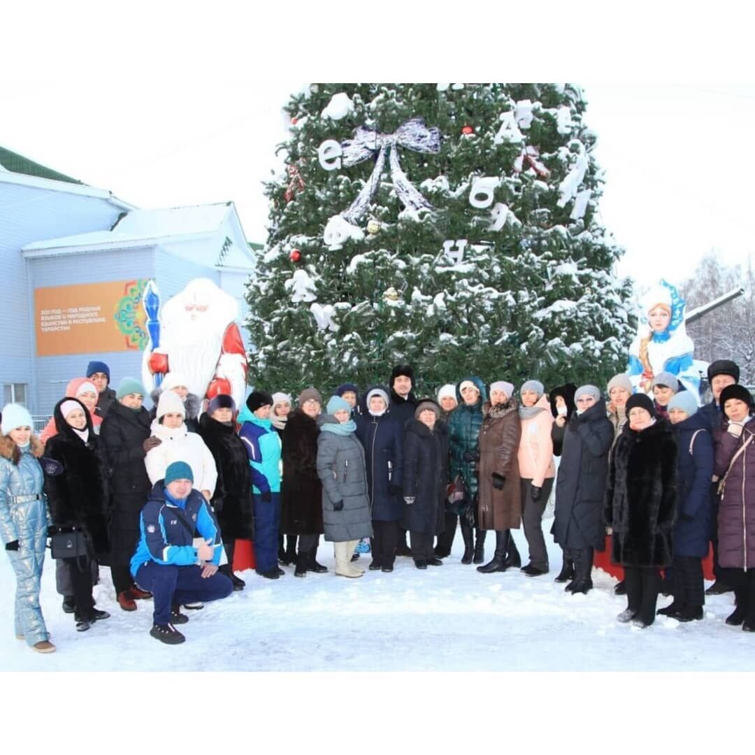 На площади Дворца культуры поселка Джалиль состоялось торжественное открытие елки 