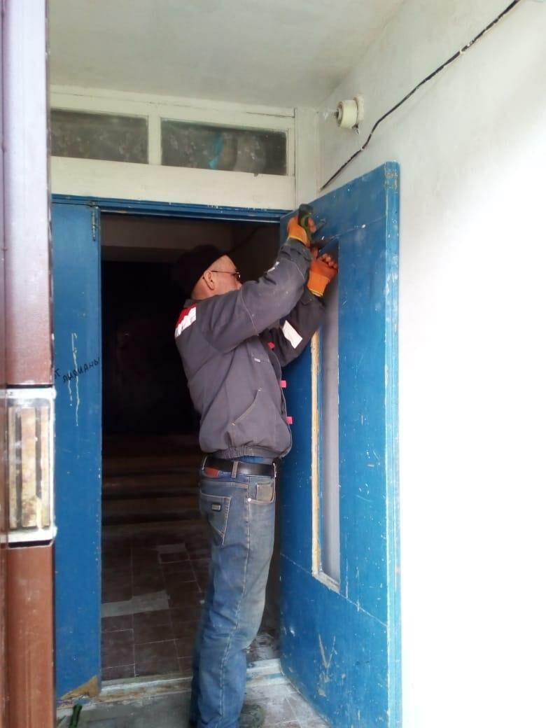 В Джалиле в многоквартирном доме ремонтировали входную дверь