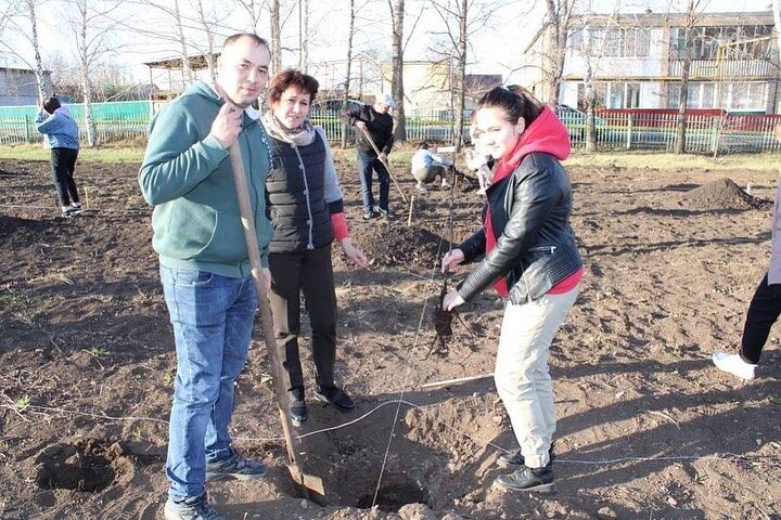 Выпускники Сармановской средней школы посадили аллею