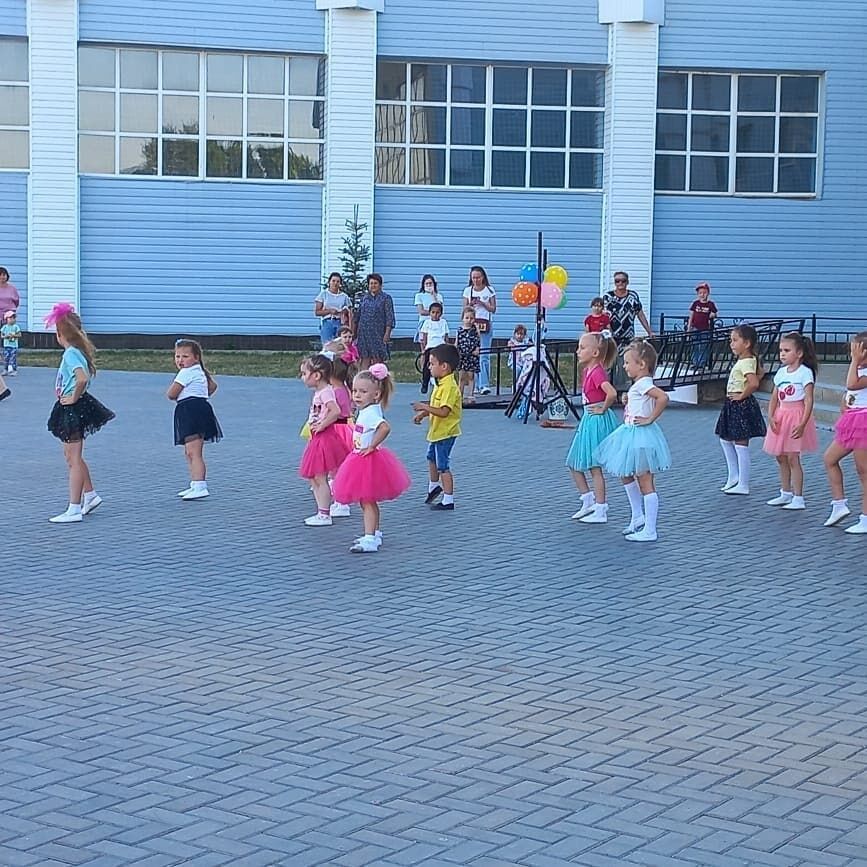 На площади Джалильского дворца культуры прошел семейный конкурс-фестиваль "Парад колясок"