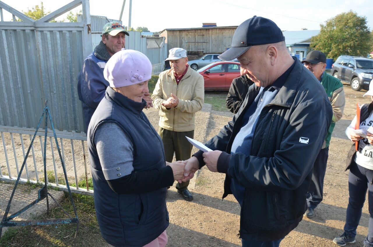 Погода александровка сармановский. Чукмарлы Сармановский район. Деревня Наратасты Сармановский район. Нижний Лешев Сармановский район. Животноводы Сармановского района.