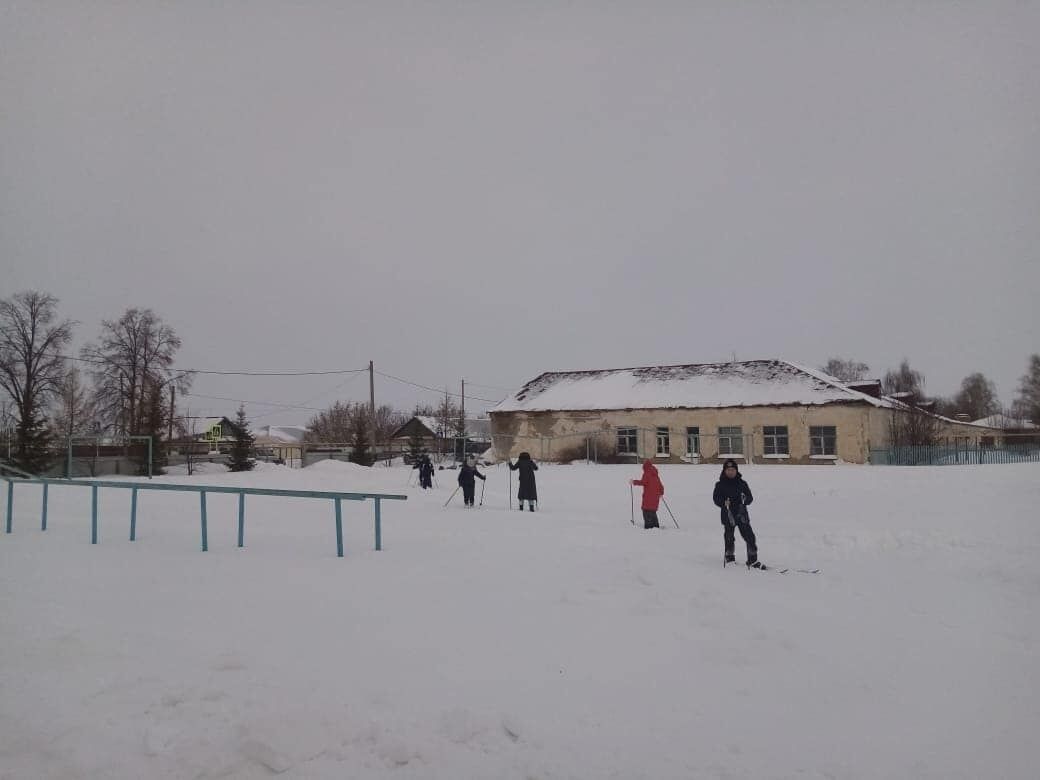 В Азалаковской школе уроки физкультуры проходят на свежем воздухе