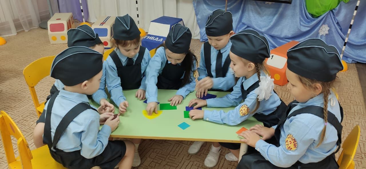 В детском саду «Лейсан» прошла игра - соревнование по ПДД для детей и их родителей