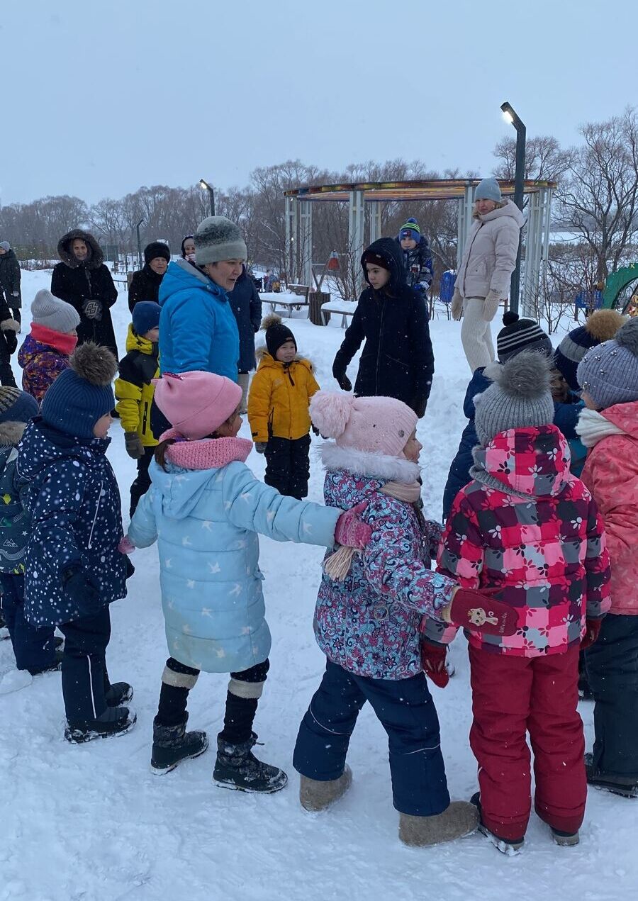 Балалар "Кыш бабай маҗаралары" дигән тамашада катнаштылар