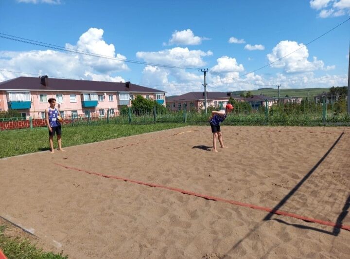 На площадке возле спортивно-оздоровительного комплекса "Дулкын" прошло Первенство района по пляжному волейболу среди мужчин