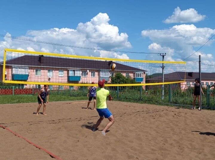 На площадке возле спортивно-оздоровительного комплекса "Дулкын" прошло Первенство района по пляжному волейболу среди мужчин