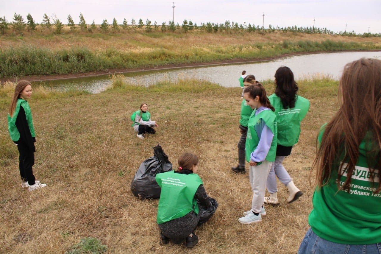 Экологи очистили прибрежную территорию реки Илек