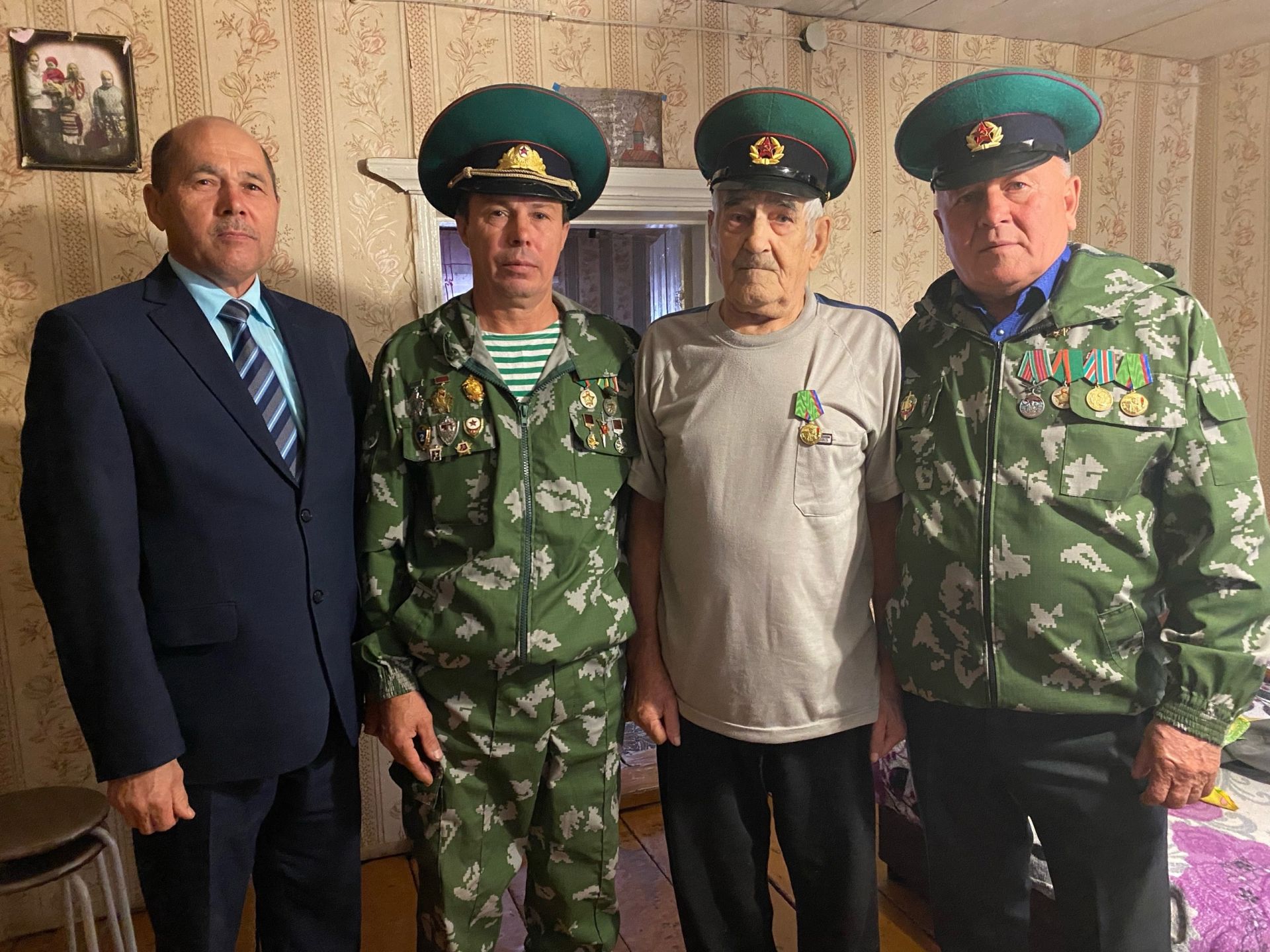 Чик сакчысы булган ветераннар да котлау кабул иттеләр
