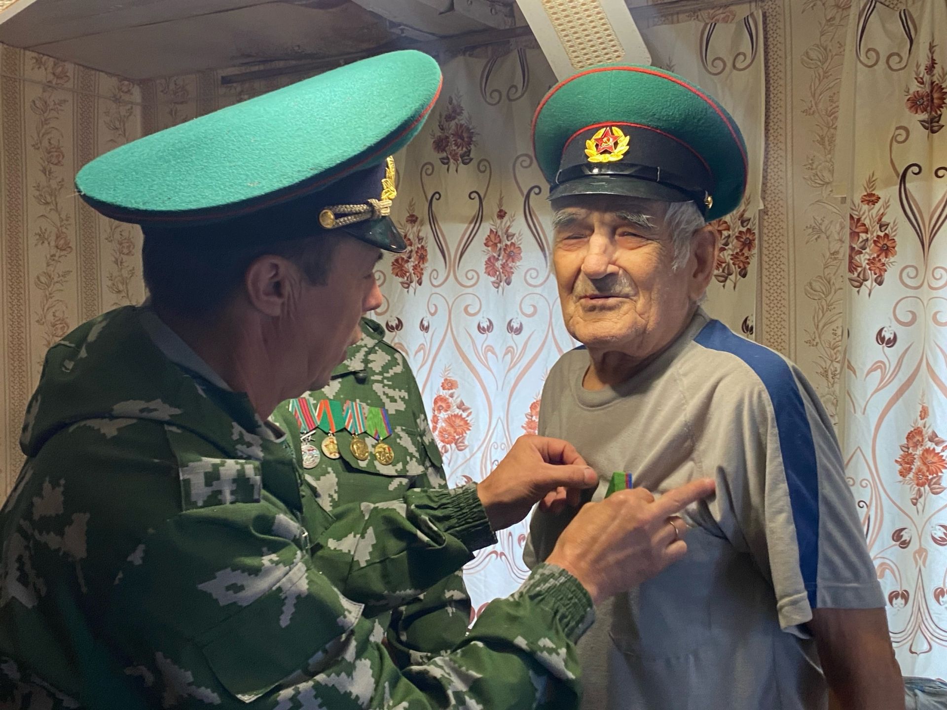 Чик сакчысы булган ветераннар да котлау кабул иттеләр