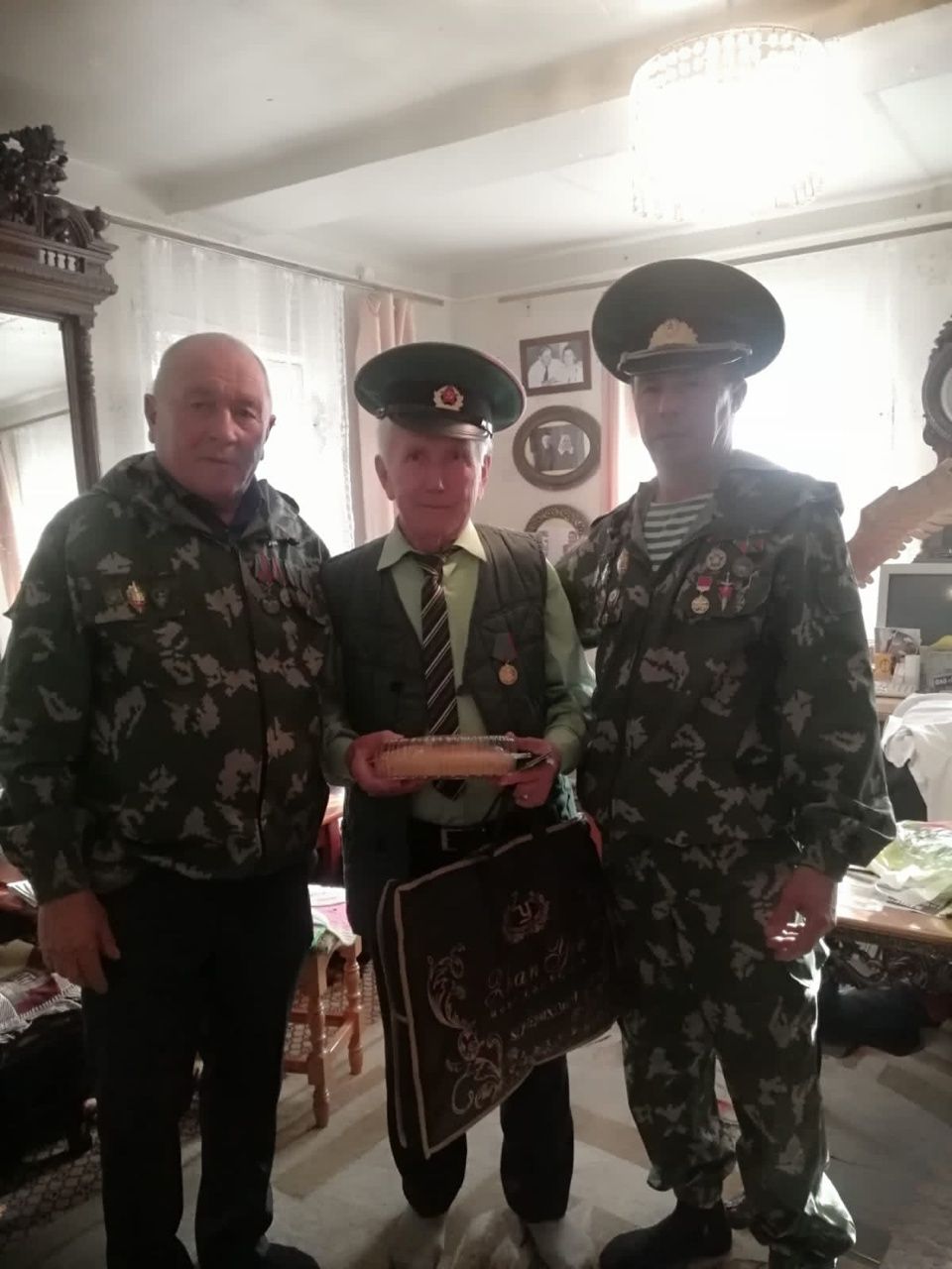 Чик сакчысы булган ветераннар да котлау кабул иттеләр