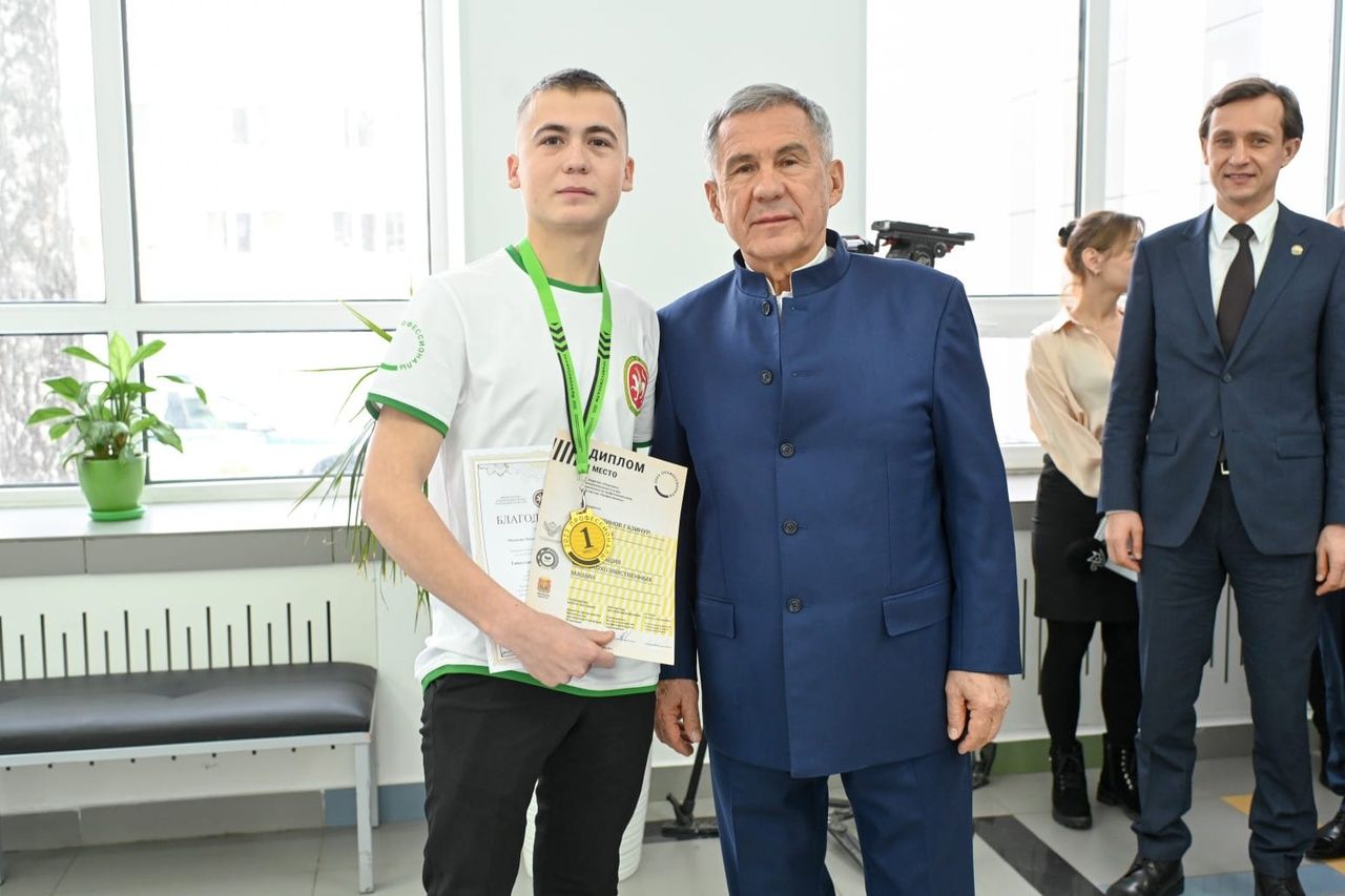 Газинурны Татарстан Рәисе бүләкләде