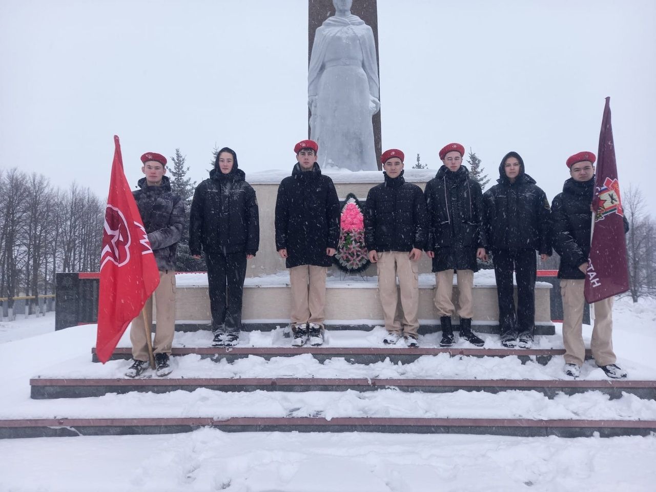 Яшьармиячеләр Билгесез солдатны искә алдылар