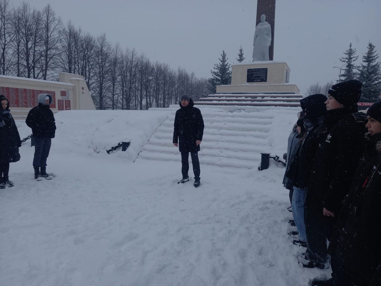 Яшьармиячеләр Билгесез солдатны искә алдылар