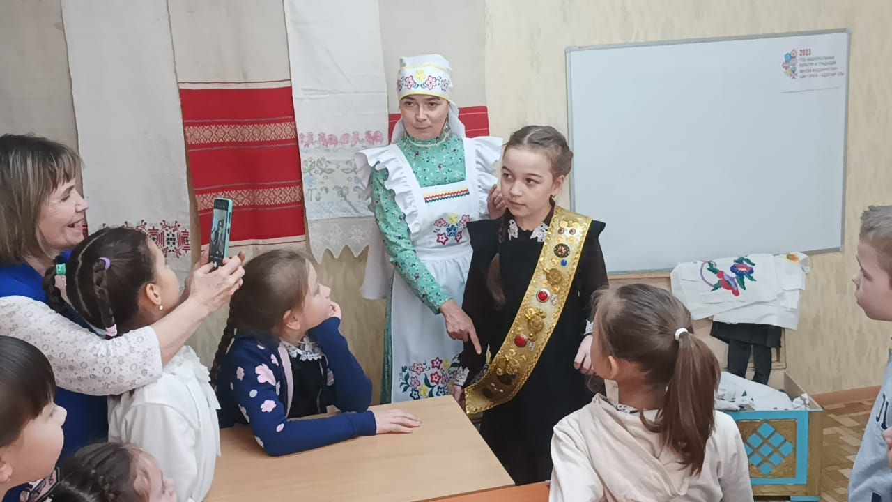 Укучылар халкыбыз бизәкләре белән таныштылар