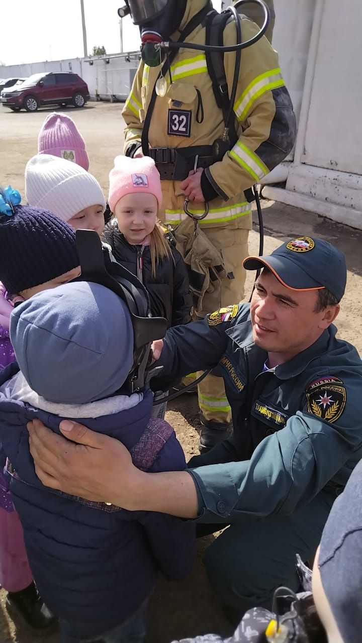 Джалильские дети после экскурсии захотели стать пожарными