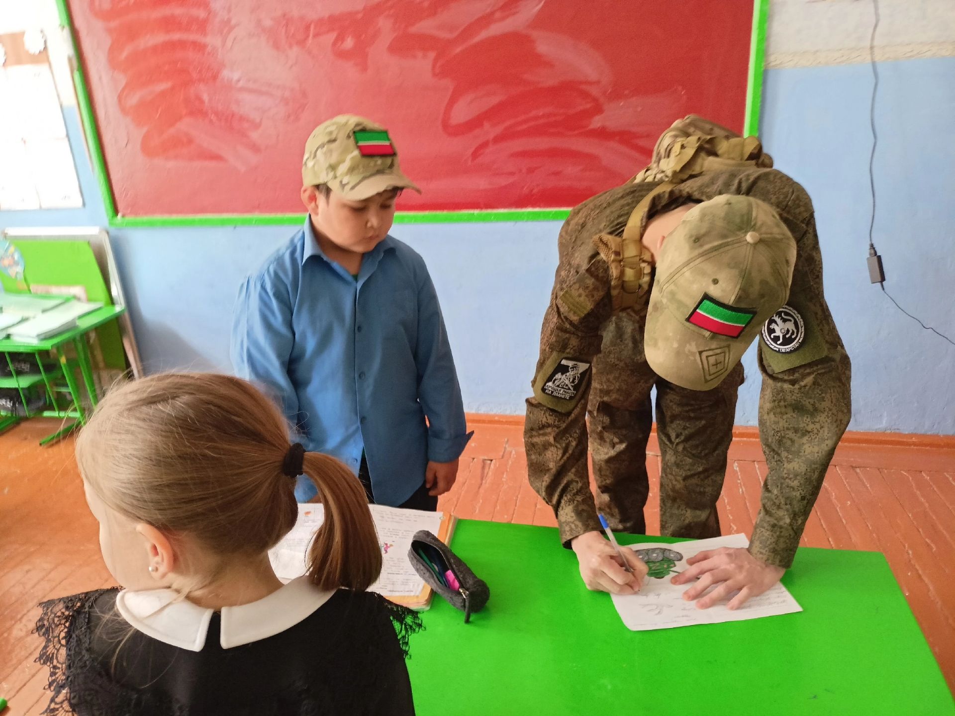 Ученик второго класса Петровскозаводской школы получил подарок от военного