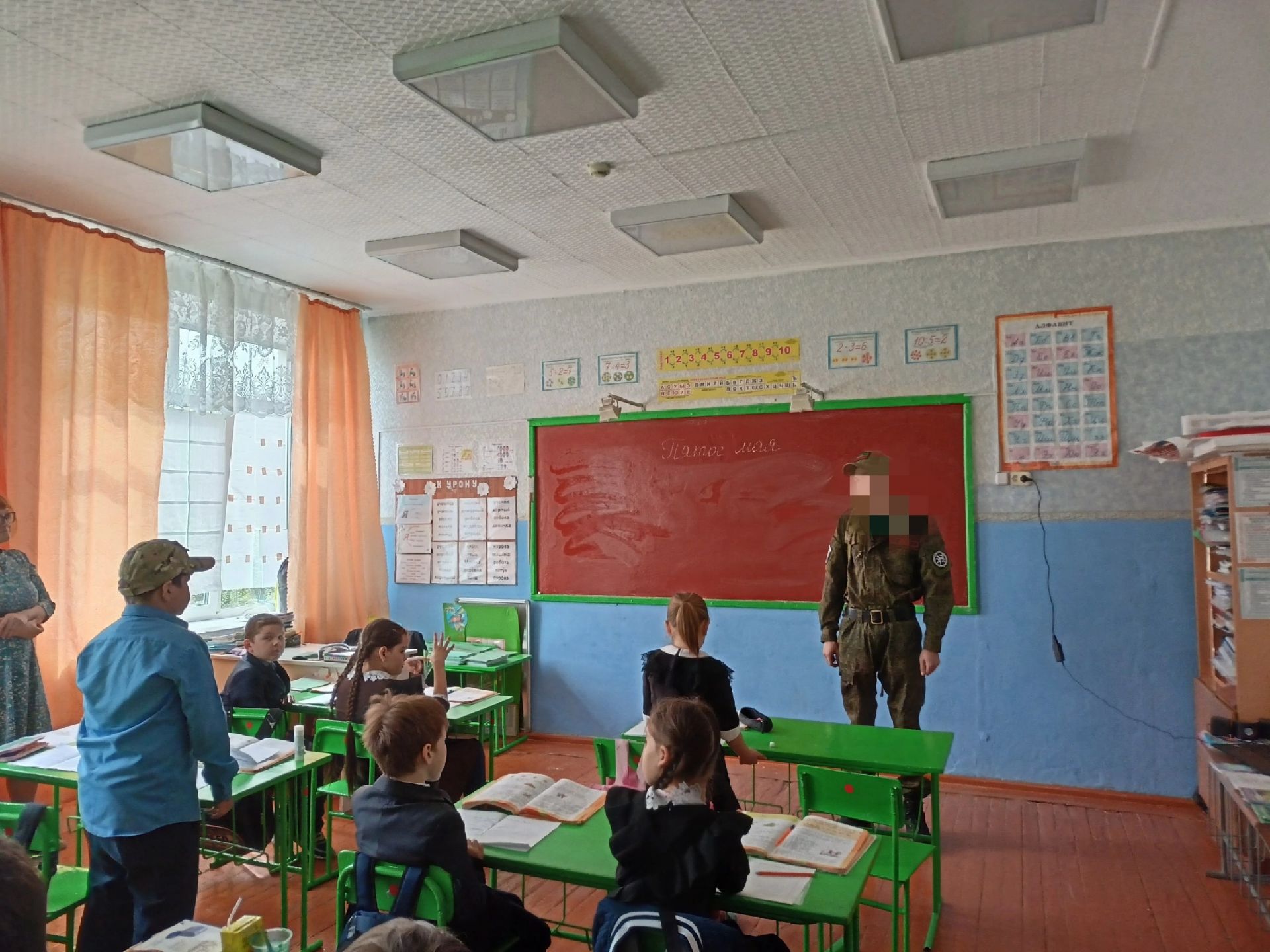 Ученик второго класса Петровскозаводской школы получил подарок от военного