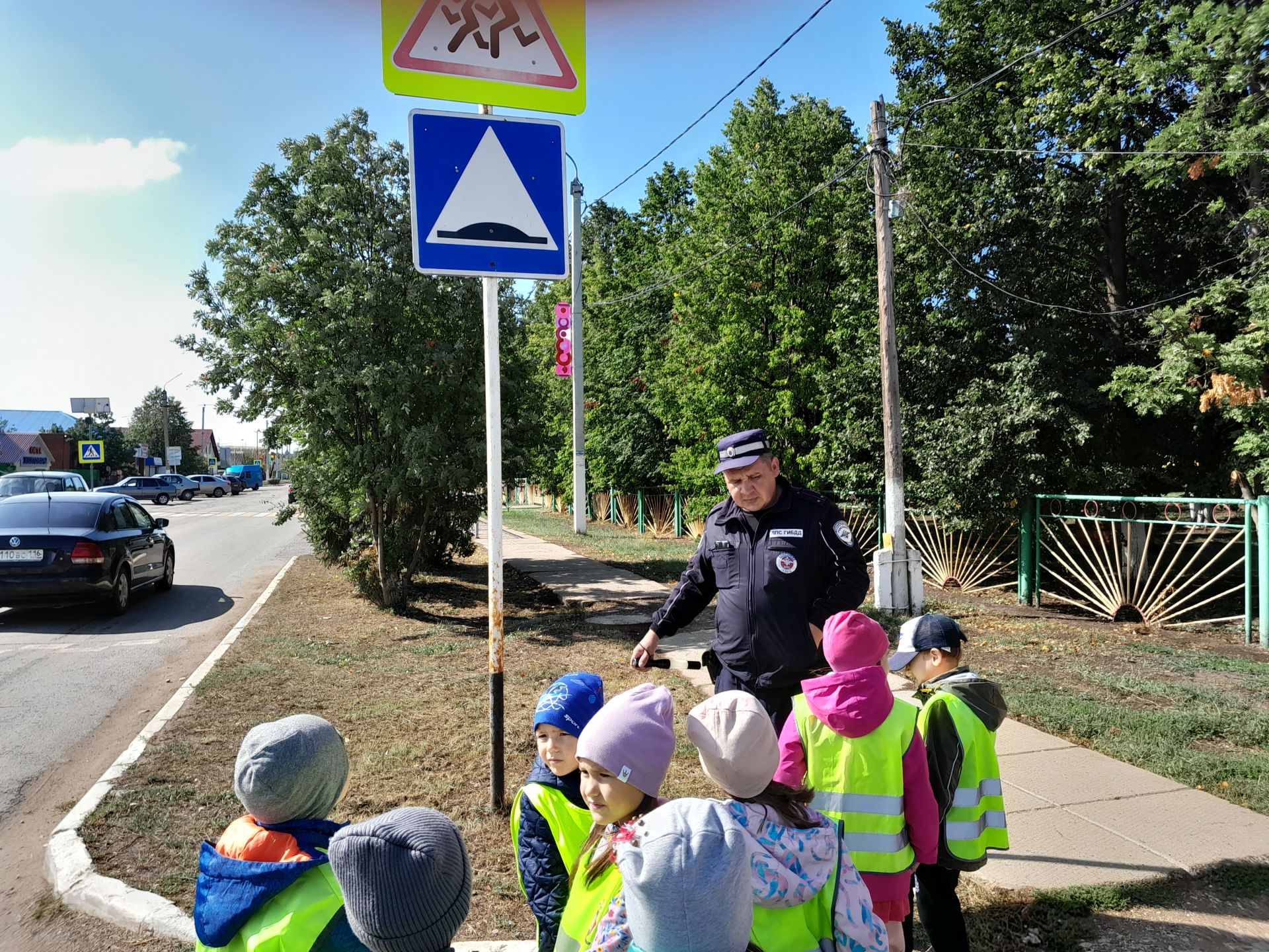 Воспитанники детского сада вышли на пешеходную экскурсию