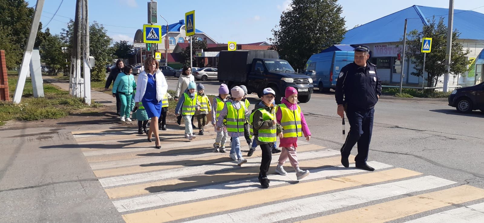 Воспитанники детского сада вышли на пешеходную экскурсию