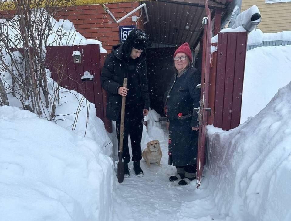 Активисты помогают жителям района бороться со снегопадом