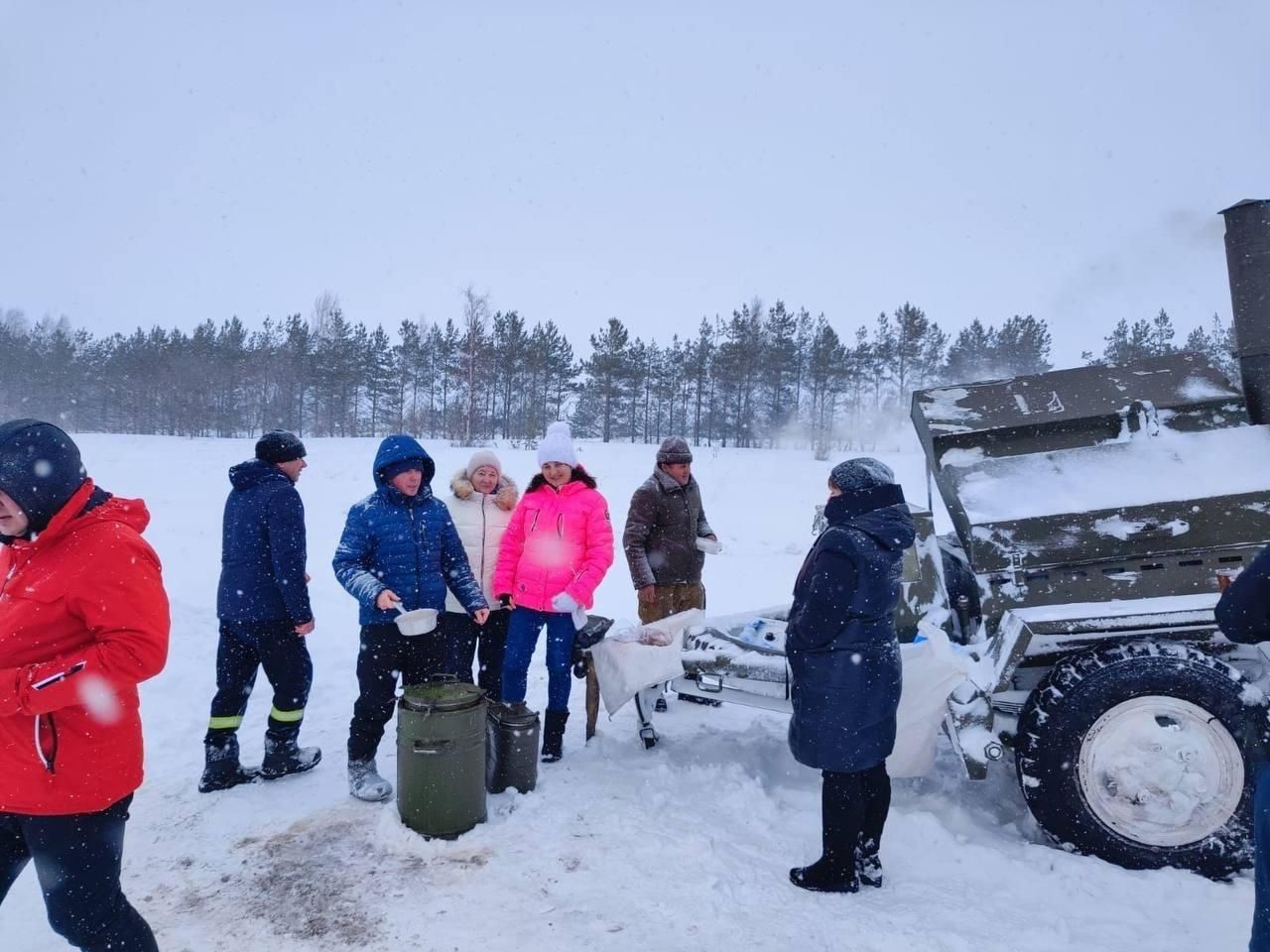 Активисты помогают жителям района бороться со снегопадом