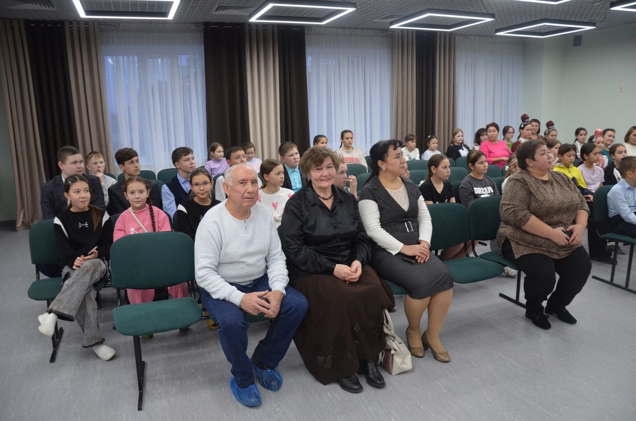 Әхмәтшиннар Сарман балалар сәнгать мәктәбенә тынлы оркестр бүләк иттеләр