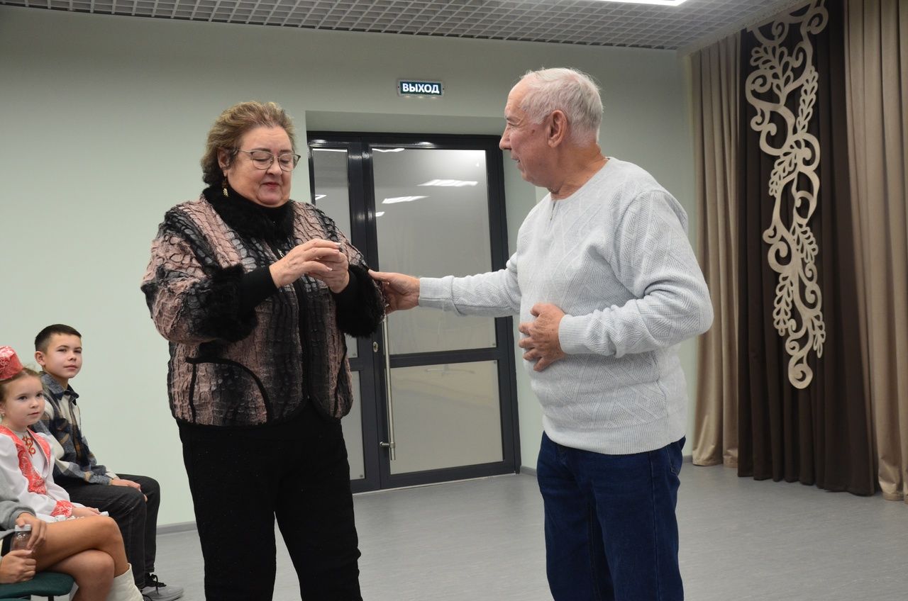 Әхмәтшиннар Сарман балалар сәнгать мәктәбенә тынлы оркестр бүләк иттеләр