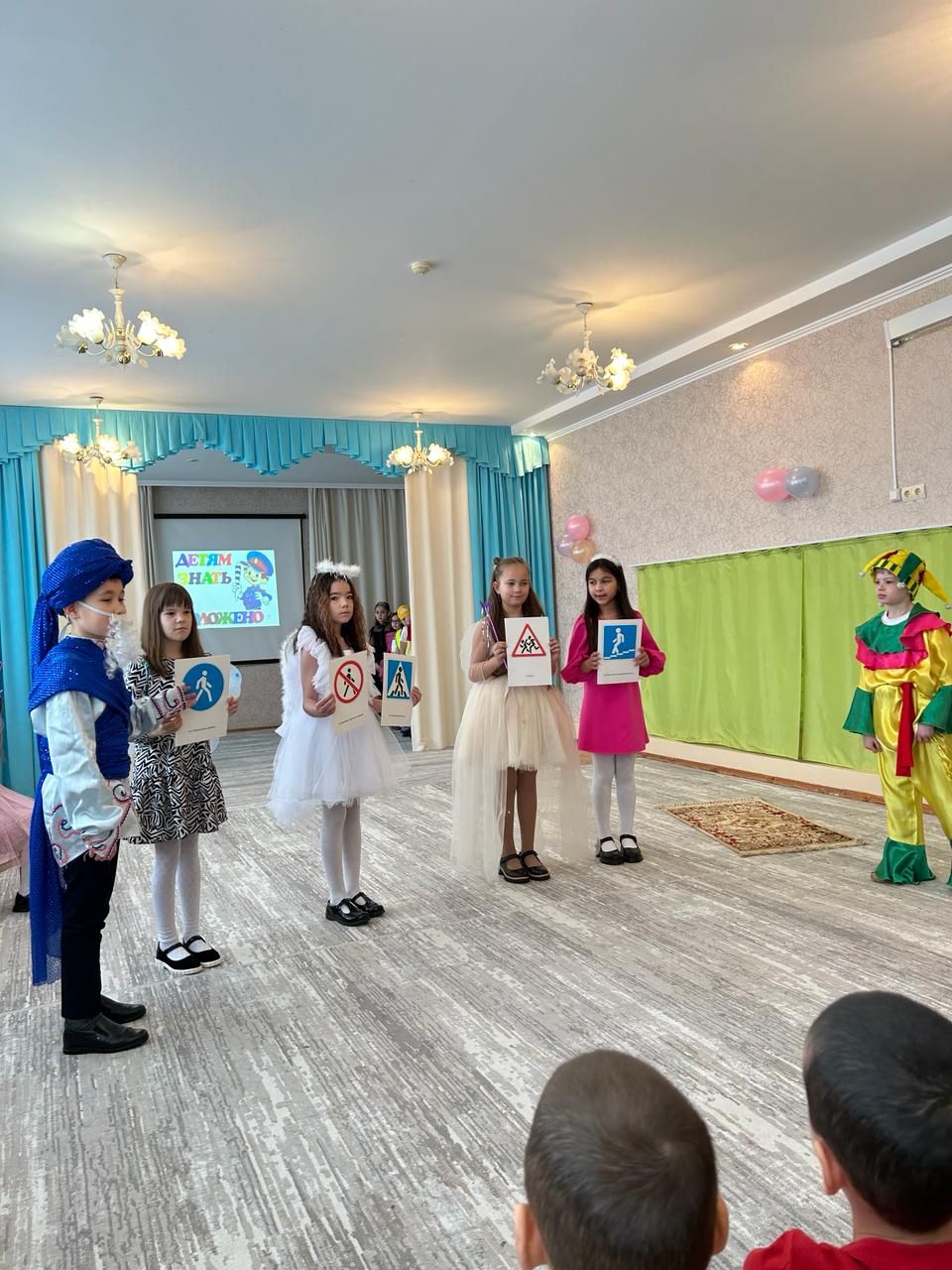 ЮИДовцы Джалильской СОШ № 2 показали спектакль «В королевстве феи дорожных правил»