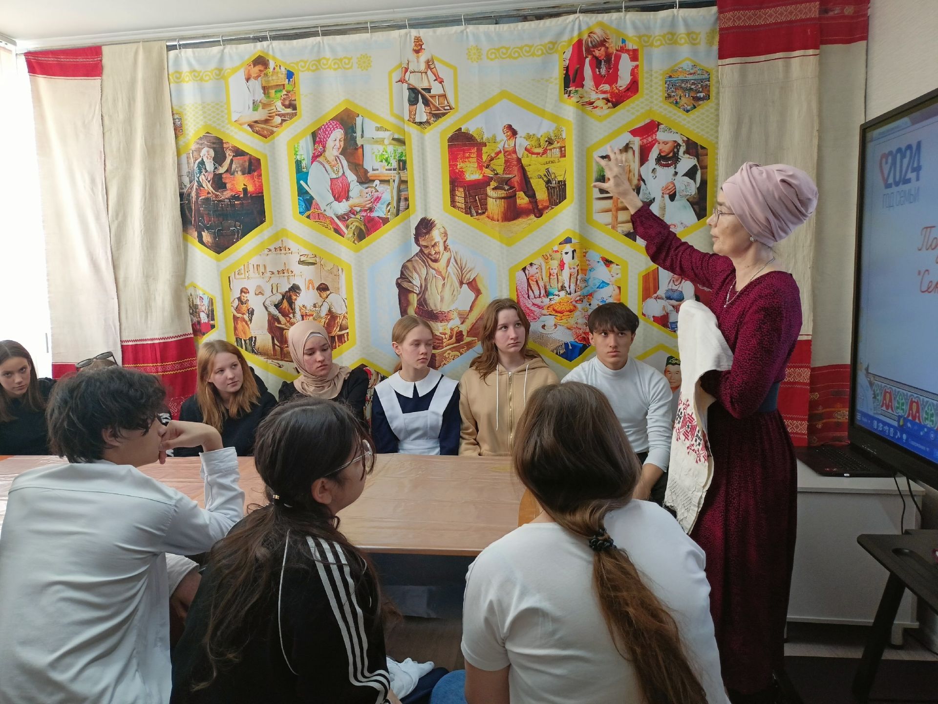 В Петровскозаводской школе состоялся мастер-класс, посвященный набойке