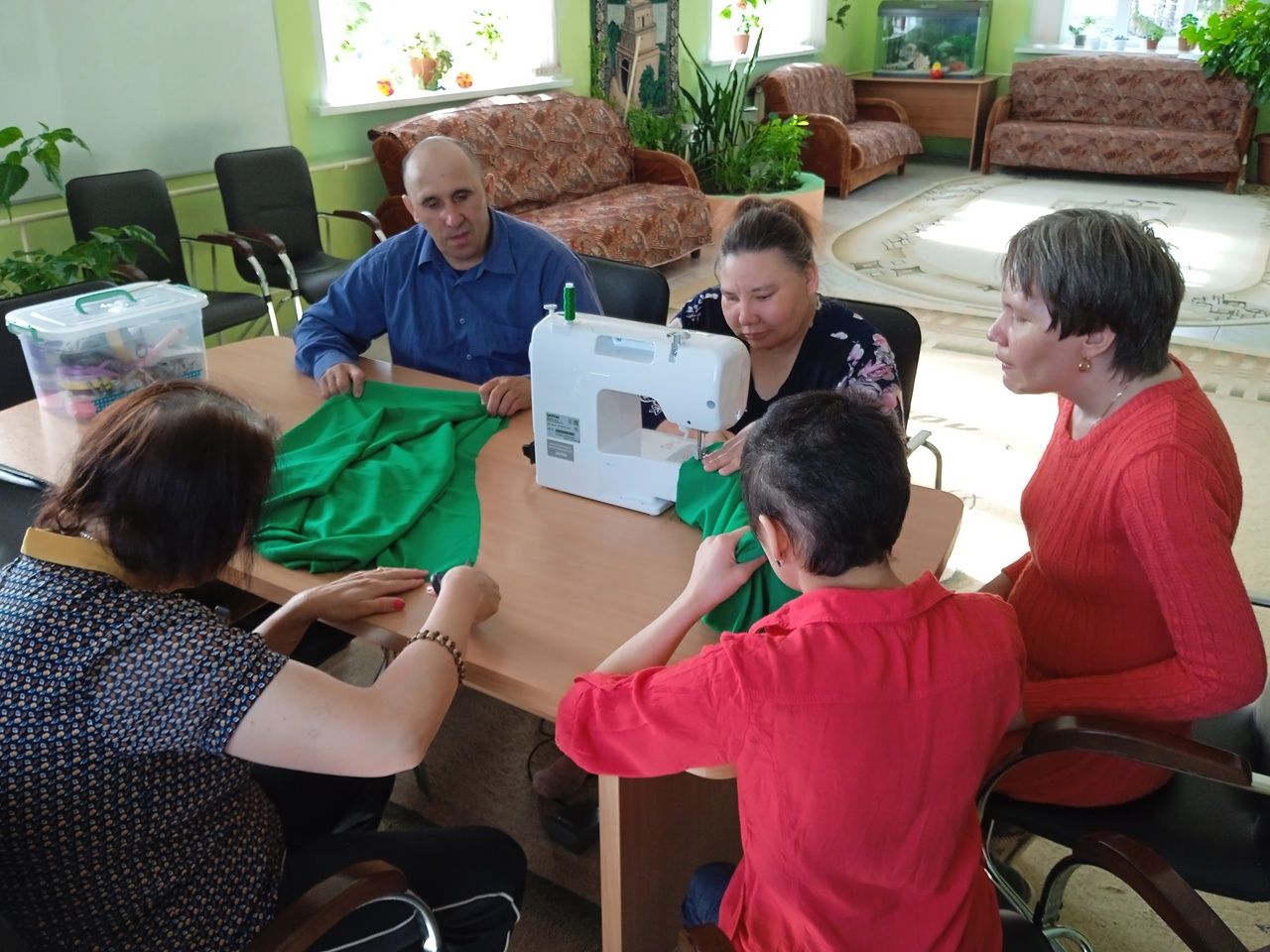 В центре «Шафкать» получателей услуг научили шить футболки поло