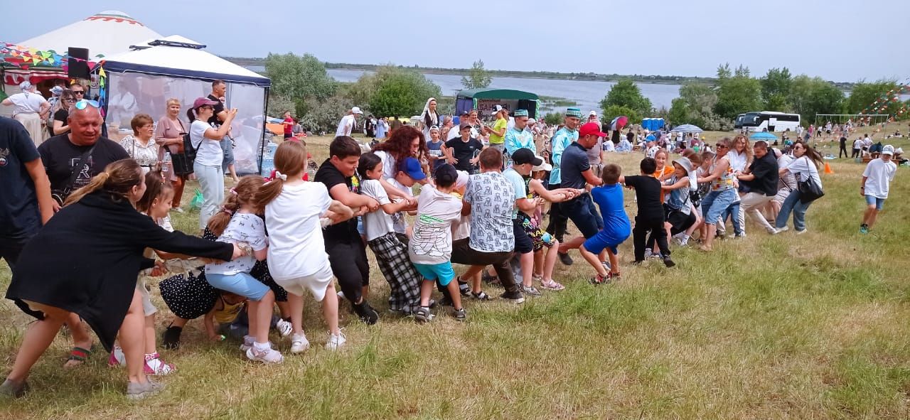 Бүген район башлыгы Фәрит Хөснуллин җитәкчелегендәге район делегациясе Саратов өлкәсе Сабан туенда катнашты