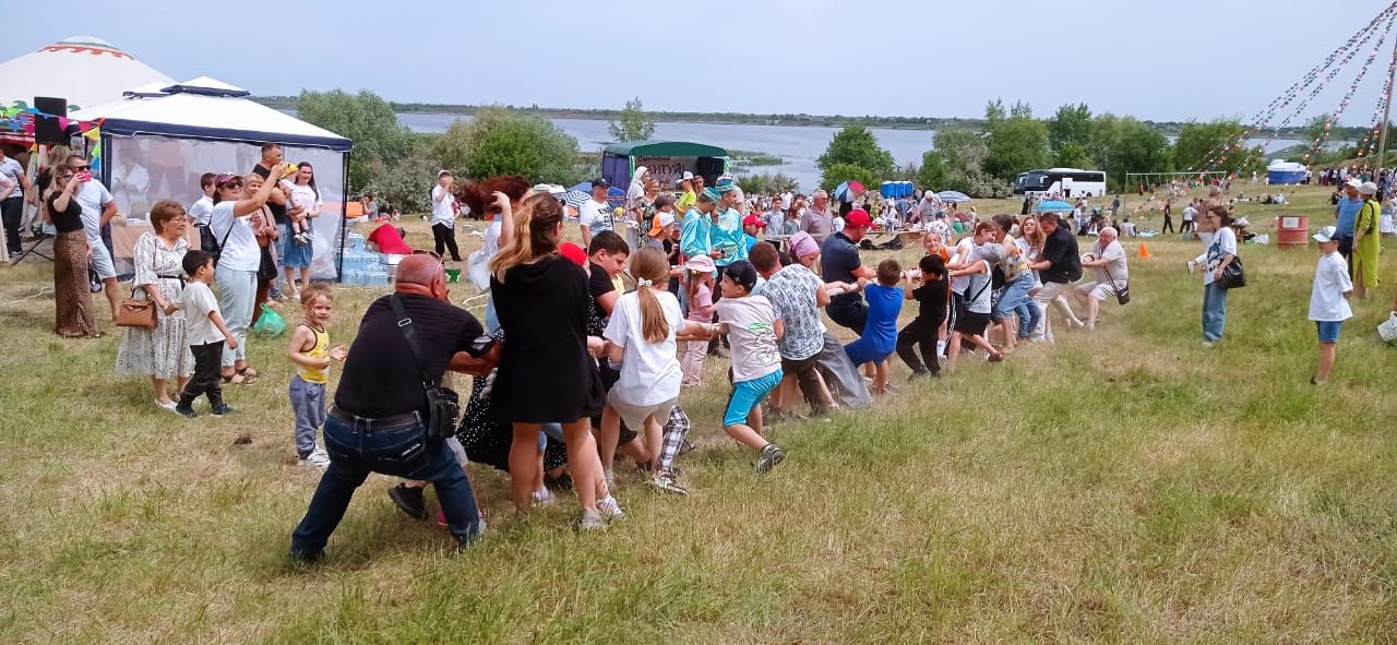 Бүген район башлыгы Фәрит Хөснуллин җитәкчелегендәге район делегациясе Саратов өлкәсе Сабан туенда катнашты