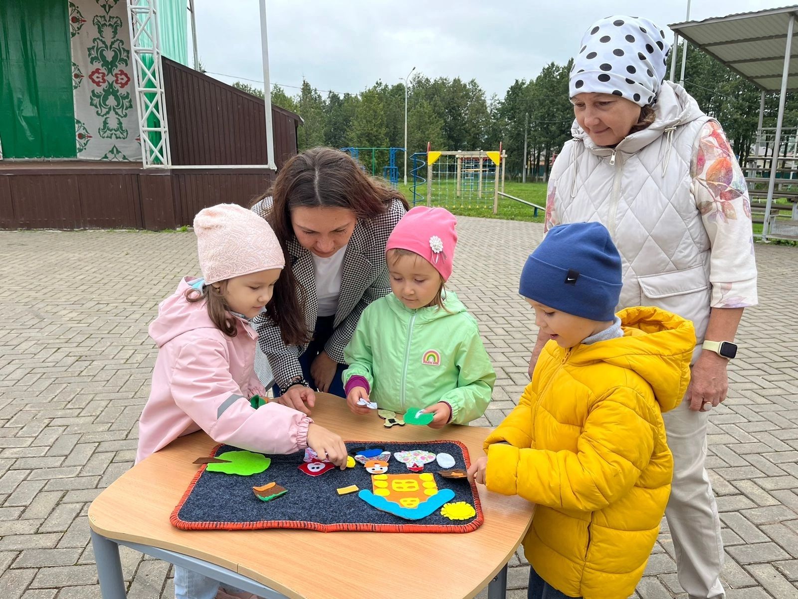 Сарман үзәк китапханәсе хезмәткәрләре «Гаилә белән әкиятләр укыйбыз» дип исемләнгән чара үткәрделәр